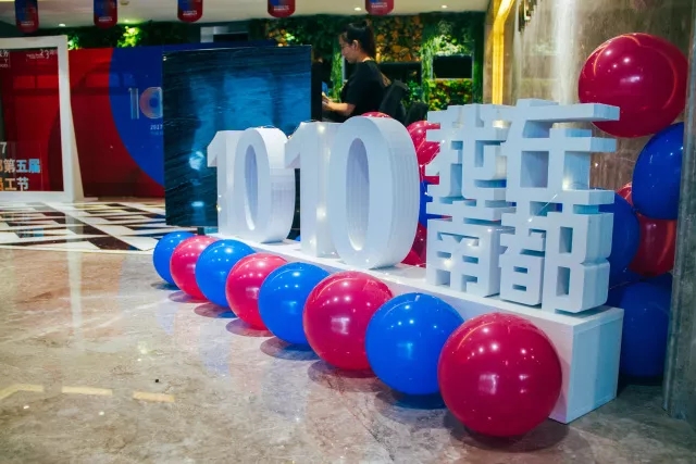 大家好，介绍一下，这是我们的老员工节！