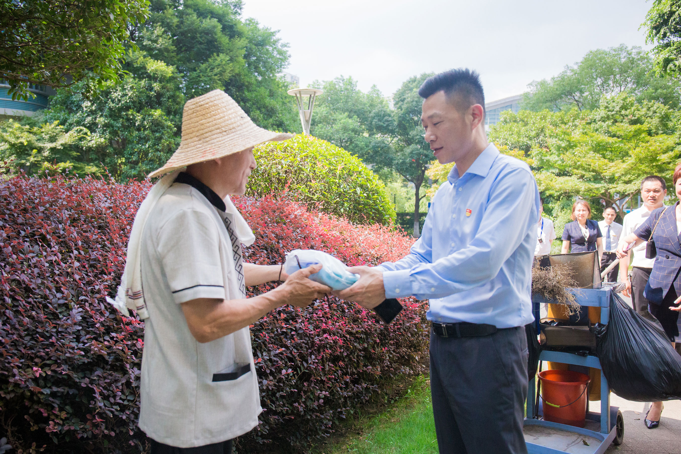 清凉慰藉至 致敬坚守人|他们，与热浪为伍，只为让心安居